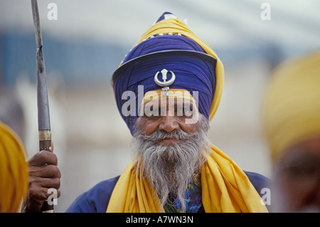 Portrait d'un vieux guerrier Sikh Nihang Akali ( ), prêtre à Anandpur Sahib, Punjab, India Banque D'Images