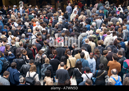 Foule d'attente des passagers à partir de ci-dessus pour les trains à la Gare Internationale de Waterloo, London England Banque D'Images