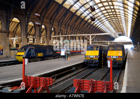 GNER et diesel électrique trains la gare Kings Cross Londres Angleterre Banque D'Images