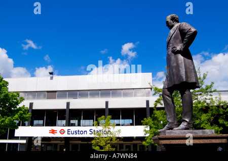 Statue de Robert Stephenson en dehors de la gare de Euston London England Banque D'Images