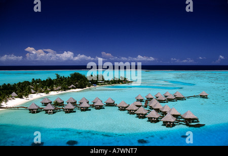 La Polynésie française, l'île de Bora Bora, bungalows sur pilotis de l'hôtel Moana (vue aérienne) Banque D'Images