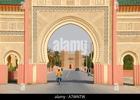 Oriental moderne porte de la ville de Rissani Maroc Banque D'Images