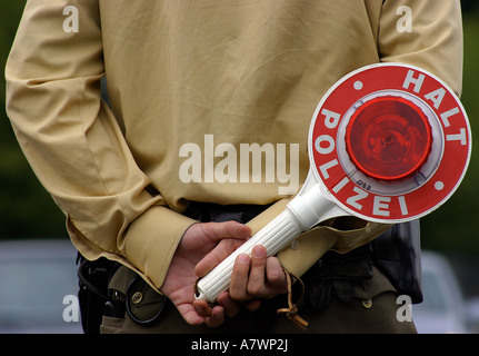 Agent de police avec 'halt, Polizei' sign Banque D'Images