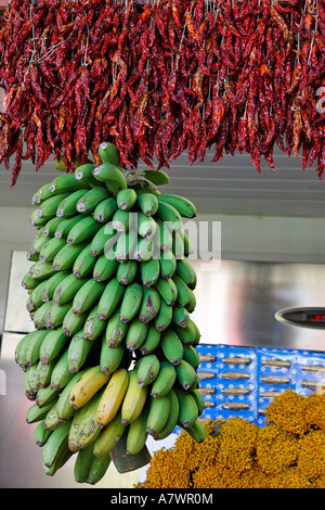 Les bananes et le Chili sont vendus dans la salle du marché, Funchal, Madère, Portugal Banque D'Images