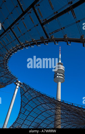 Tour de télévision Olympiaturm près du stade olympique de Munich, Munich, Bavière, Allemagne Banque D'Images