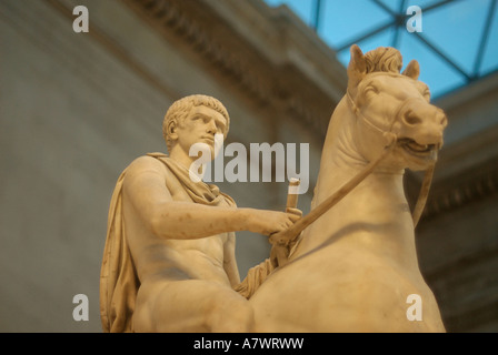 Statue en marbre romain d'un jeune homme à cheval dans la grande cour du British Museum Londres Angleterre Banque D'Images
