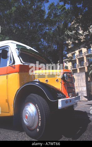 Malte Vintage bus Bedford à l'extérieur de l'établissement le Meridien Hôtel Phoenicia par Valletta bus station Banque D'Images