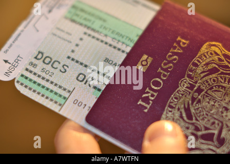 Passeport biométrique et DOCS OK d'embarquement des passagers en part Banque D'Images