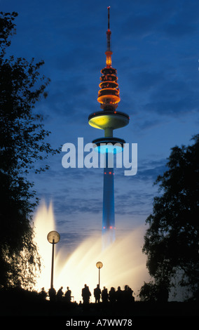 La tour de télévision, un des monuments de Hambourg, en face de l'eau colorée joue dans le parc Planten un Blomen Banque D'Images