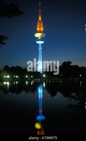 La tour de télévision, un des monuments de Hambourg, en face le parc Lake dans le parc Planten un Blomen Banque D'Images