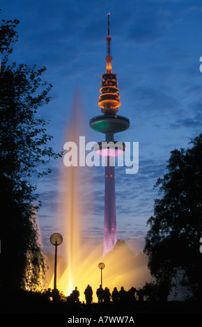 Jeux d'eau colorée dans parc Planten un Blomen parc en face de la tour de télévision dans le centre-ville de Hambourg Banque D'Images