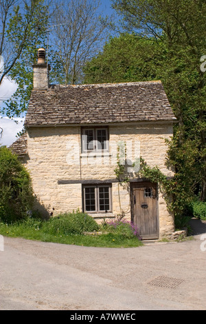 Un minuscule Cotswold cottage, Bibury, Cotswolds, Gloucestershire, England, UK Banque D'Images