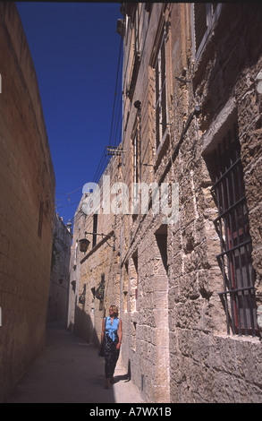 Malte une rue étroite dans la ville fortifiée de Mdina Banque D'Images