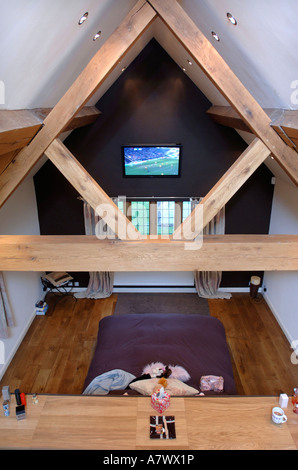 Une télévision à écran plat dans la chambre des maîtres de maison intelligente Banque D'Images