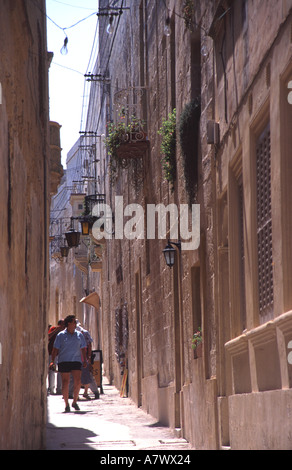 Malte une rue étroite dans la ville fortifiée de Mdina Banque D'Images