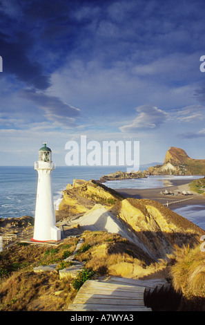 Haut phare sur falaise Banque D'Images