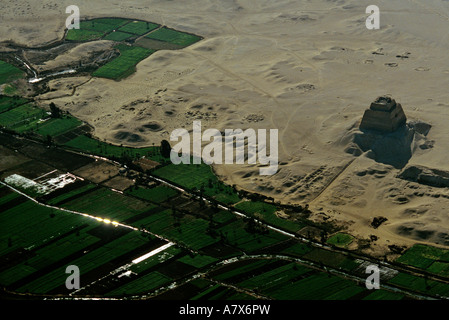 Égypte, Ancien Empire, l'âge des pyramides, la pyramide de Snéfrou s'élève du désert qui se termine dans les terres agricoles irriguées, Meidoum Banque D'Images