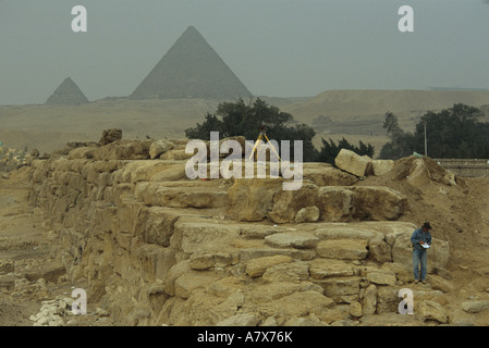 L'Afrique, l'Egypte, le plateau de Gizeh. Le Dr Mark Lehner à royal centre de production. Banque D'Images