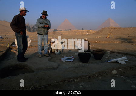 L'Afrique, l'Egypte, le plateau de Gizeh. Le Dr Mark Lehner à royal centre de production. Banque D'Images