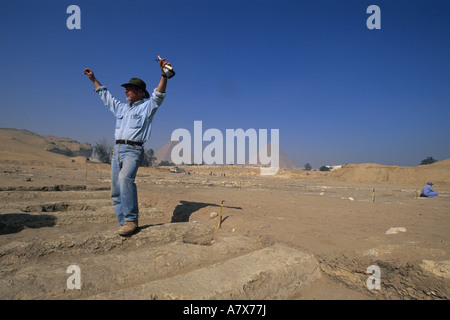 L'Afrique, l'Egypte, le plateau de Gizeh. Le Dr Mark Lehner à royal centre de production. Banque D'Images