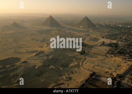 Egypte, Karnak Temple, Royal centre de production et les travailleurs de tombes pyramide en premier plan Banque D'Images