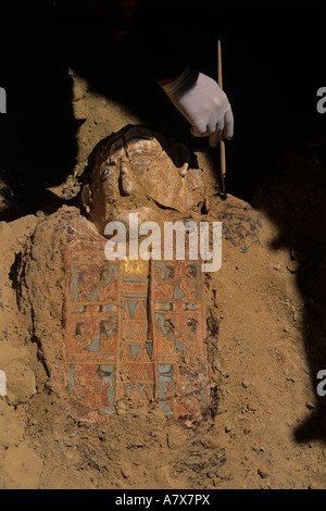 L'Égypte, Bahariya Oasis, le sable est enlevé à l'aide d'un pinceau de Tomb 54 momie Banque D'Images