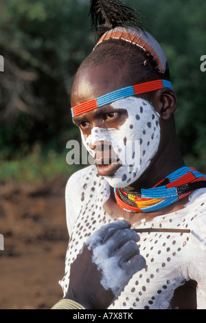 Un guerrier Karo carrosserie peinture met sur un autre homme Karo, l'Éthiopie dans la région de la rivière Omo, en Afrique. Banque D'Images