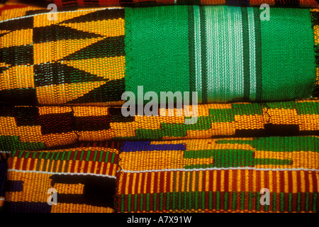 Ghana : Accra, l'artiste galerie de l'Alliance, tissu Kente, mars. Banque D'Images