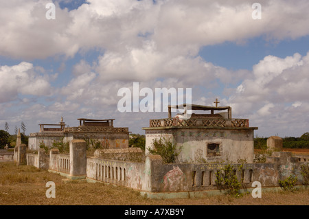 Tombeau Antandroy. Des tombes décorées habituellement avec "aloalo" . Zone de forêt épineuse. Madagascar Banque D'Images