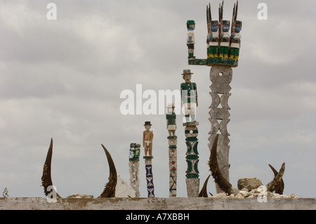 Tombeau Antandroy. Des tombes décorées habituellement avec "aloalo" . Zone de forêt épineuse. Madagascar Banque D'Images