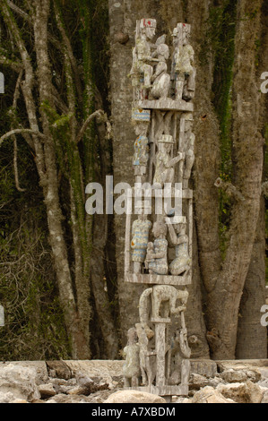 Tombeau Antandroy. Des tombes décorées habituellement avec "aloalo" . Zone de forêt épineuse. Madagascar Banque D'Images