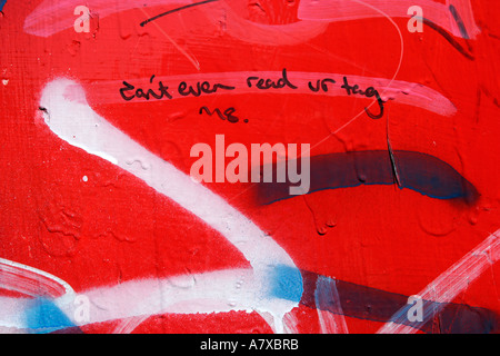 Aspergé de graffiti sur un fond rouge Banque D'Images