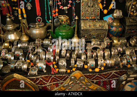 Maroc, Fes : Fes El Bali, Fes (vieux), bracelets marocains Banque D'Images