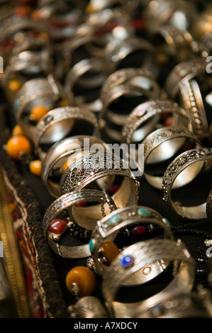 Maroc, Fes : Fes El Bali, Fes (vieux), bracelets marocains Banque D'Images