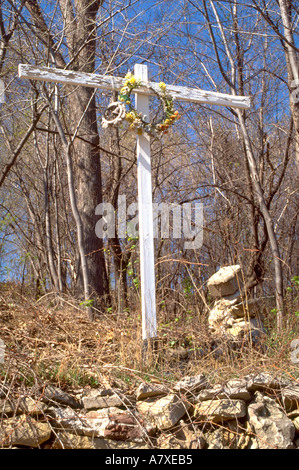 Croix en bois avec fleur, couronne d'épines sur le dessus d'une colline. St Paul Minnesota USA Banque D'Images