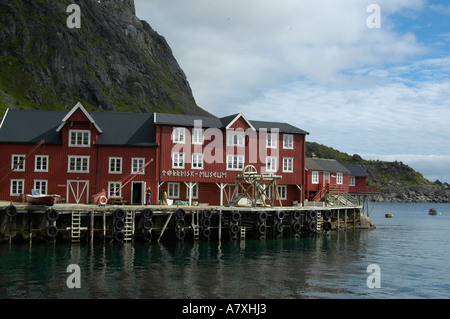 Fishermans rouge cabine sur le lofots, la Norvège. (C) par uli nusko, CH-3012 Berne Banque D'Images