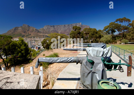 Les quatre canons de 12 livres à la batterie Lion sur Signal Hill, à Cape Town. Ils sont utilisés pour 21-salves. Banque D'Images