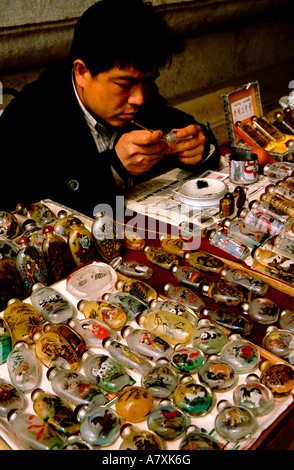 L'Asie, Chine, Pékin. Vendeur de rue traditionnelle de peinture de la bouteille à priser l'intérieur à l'extérieur Banque D'Images