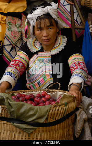 Minorité ethnique Yi femme vendant des fruits dans Yuanyang marché. Yuanyang, Honghe, Préfecture de la province de Yunnan. Chine Banque D'Images