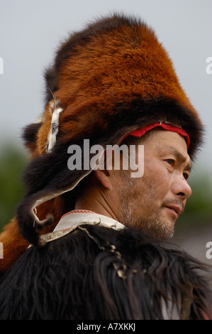 Homme portant un chapeau hiver tibétain fabriqués à partir de panda rouge de la peau. (Espèces menacées) Lijiang. La province du Yunnan. Chine Banque D'Images