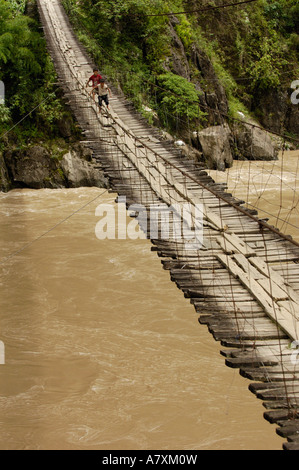 Pont suspendu sur la rivière Nu. Gongshan Comté. La province du Yunnan. Chine Banque D'Images