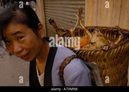 Chien dépecé pour manger. Yuanyang, Honghe, Préfecture de la province de Yunnan. Chine Banque D'Images