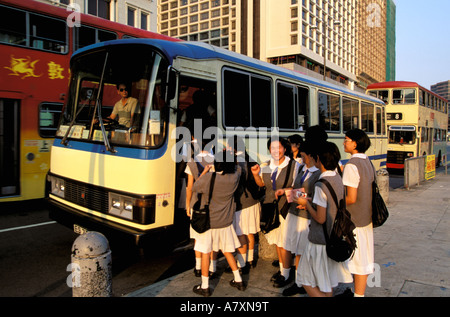 L'Asie, Chine, Hong Kong. Les jeunes filles de l'école sur l'excursion à Kowloon waterfront Banque D'Images