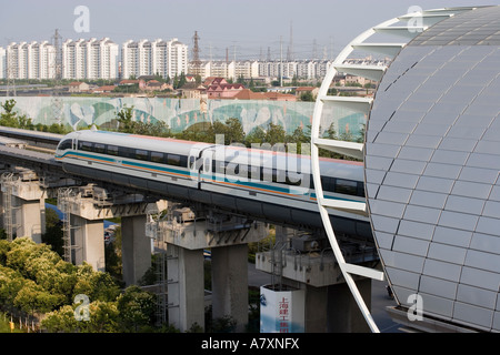 L'Asie, Chine, Shanghai, la lévitation magnétique (Maglev) glisse en train gare adjacente à Longyang lu de la station de métro. Banque D'Images