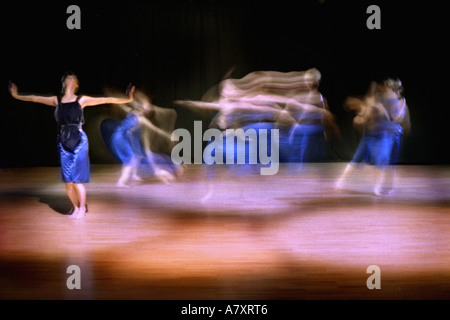 [Danse] avec [MOUVEMENT] TROUBLE DE FEMMES [CONTEMPORARY DANCERS] Banque D'Images