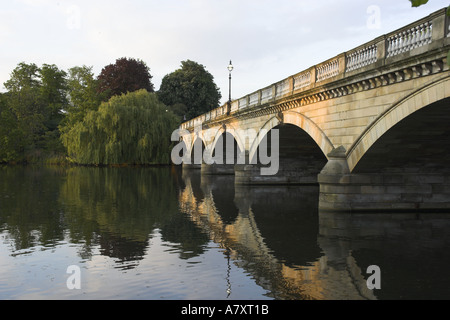 Pont Serpentine dans Hyde Park London UK Banque D'Images