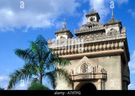 L'ASIE, Laos, Vientiane, palmiers entourant les Putuxai monument sur Thanon Lan Xang Banque D'Images