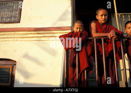 L'Asie, Népal, Katmandu, Portrait de jeunes moines bouddhistes à Swayambhunath Stupa dans les collines surplombant la vallée de Katmandou Banque D'Images