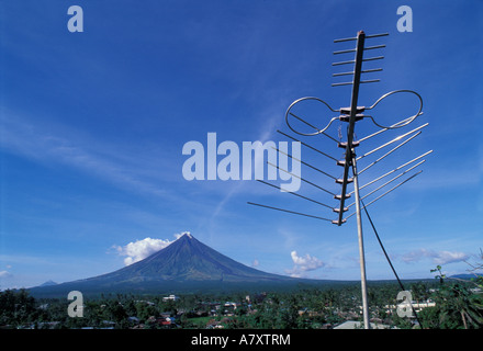 Aux Philippines, l'île de Luzon, petit village de Cagsawa près de ville de Legazpi vit dans l'ombre du Volcan Mayon Banque D'Images