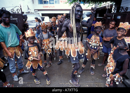 Aux Philippines, l'île de Panay, homme porte couronne de serpents marcher en parade au Festival Dinagyang dans la ville d'Iloilo (MR) Banque D'Images